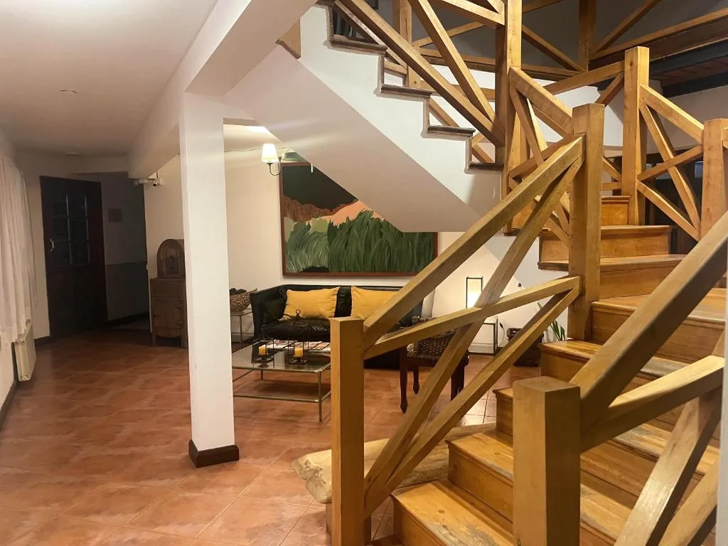 Escalera interior de madera en Hostería Plaza Mayor