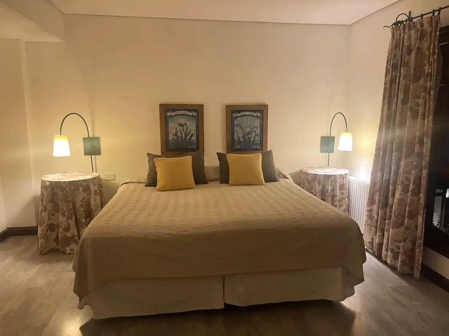 Habitación con cama matrimonial en Hostería Plaza Mayor
