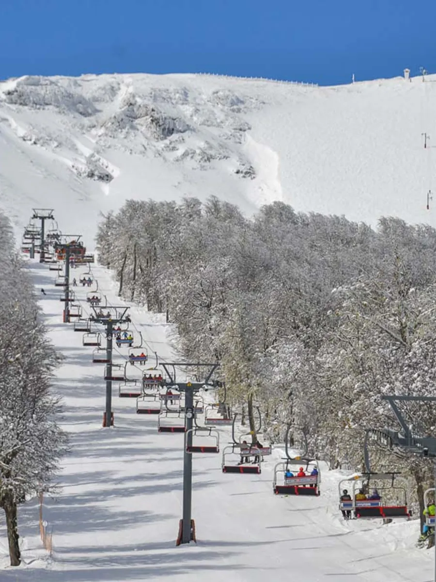 Cerro Chapelco con nieve y vistas a la cordillera