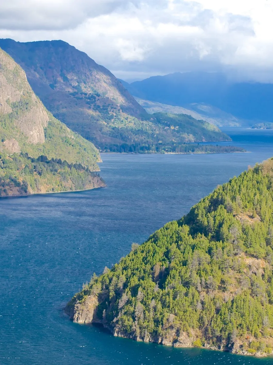 Lago Lácar visto desde la costa en San Martín de los Andes